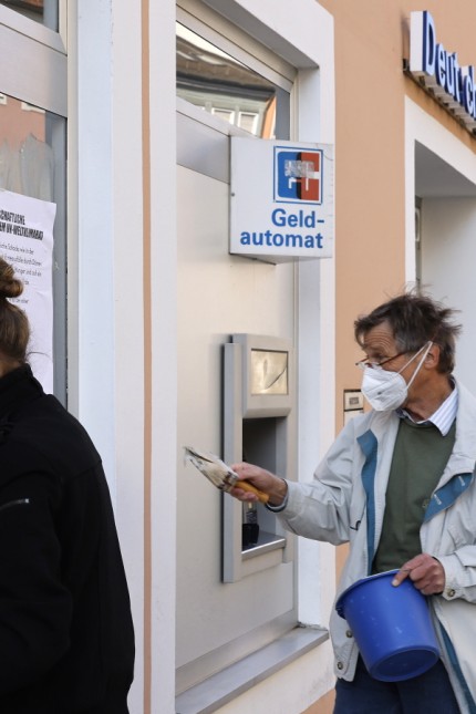 Grafrath: Ernst Hörmann bei einer Aktion an der Deutschen Bank in Freising.
