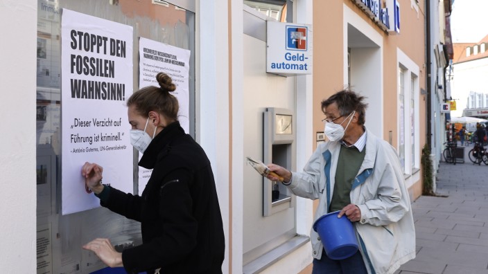 Nach Plakat-Aktion der "Letzten Generation" in Freising: Ernst Hörmann (rechts) und Tillmann Scholl haben im März die Fenster der Deutschen Bank beklebt. Jetzt findet dazu am Freisinger Amtsgericht eine Verhandlung wegen Sachbeschädigung statt.