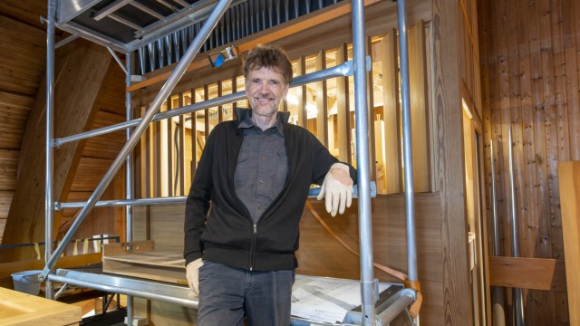 Erlöserkirche Erding: Orgelbaumeister Christoph Kaps legt noch letzte Hand an, ehe am ersten Adventssonntag die Orgel mit einem Festgottesdienst und Konzert eingeweiht wird.