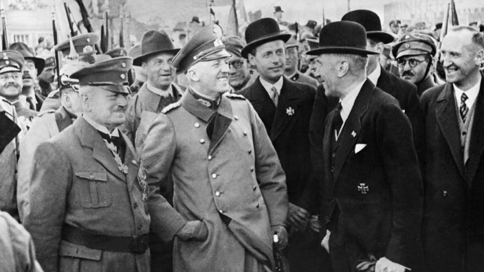 Weimarer Republik: Gegenspieler und doch einig gegen die Demokratie: Reichskanzler Franz von Papen (rechts vorn) und (links neben ihm) sein Nachfolger General Kurt von Schleicher. Er übernahm das Amt am 3. Dezember, übte es jedoch nur kurz aus. Am 30. Januar 1933 löste ihn Adolf Hitler ab, der Schleicher 1934 ermorden ließ.