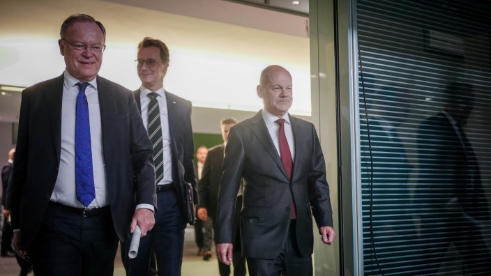Ministerpräsidentenkonferenz: Haben sich in Streitfragen geeinigt: Bundeskanzler Olaf Scholz (rechts), Niedersachsens Ministerpräsident Stephan Weil (links) und NRW-Ministerpräsident Hendrik Wüst.
