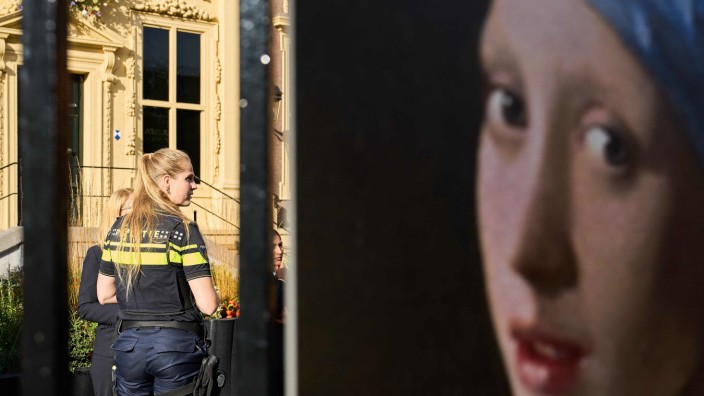 Niederlande: Eine Polizeibeamtin steht vor dem Mauritshuis-Museum, wo drei Personen festgenommen wurden, weil sie versucht hatten, Vermeers Gemälde "Das Mädchen mit dem Perlenohrgehänge" zu beschmieren.