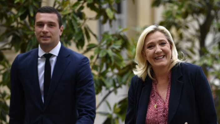 Im Interimschef des Rassemblement National (RN) Jordan Bardella sehen französischen Medien den "Kronprinz" von Marine Le Pen.