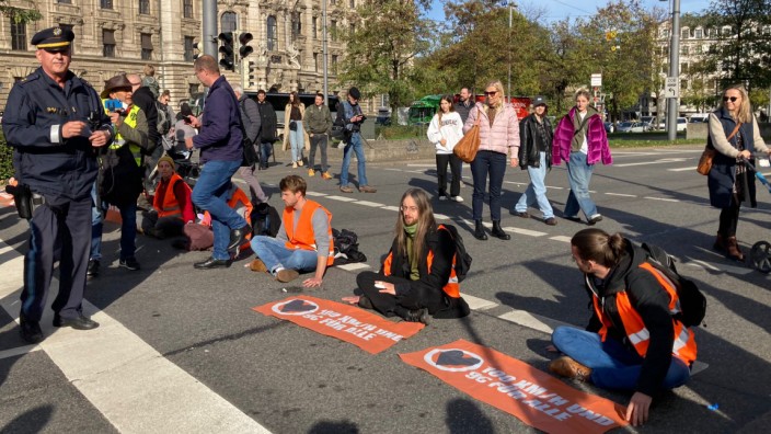 Stau in der Altstadt: Eine Aktion von "Last Generation": Klima-Aktivisten kleben sich am Stachus fest.