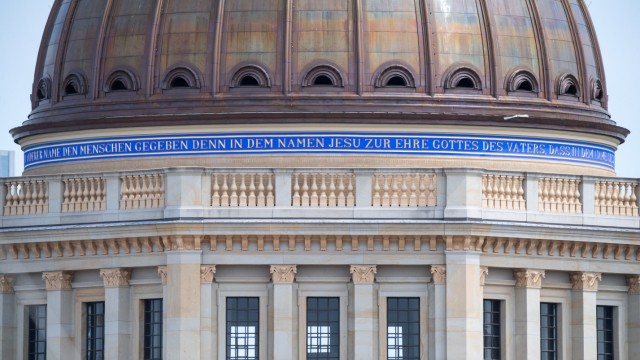 Bibelverse am Humboldt-Forum: Die Inschrift verläuft als Spruchband unterhalb der Kuppel auf dem Neubau des Berliner Schlosses und ist eine Kombination aus zwei Bibelzitaten.