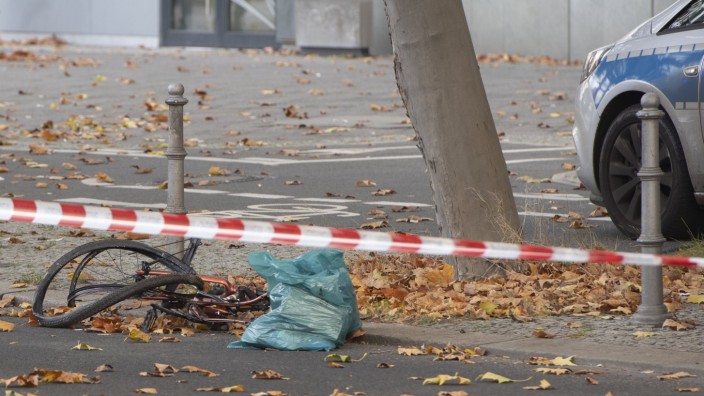 Proteste: Das zerstörte Fahrrad der Frau auf der Bundesallee in Berlin-Wilmersdorf. Die Frage, wer denn nun schuld war am verspäteten Eintreffen des Rettungsfahrzeuges, ist noch ungeklärt.