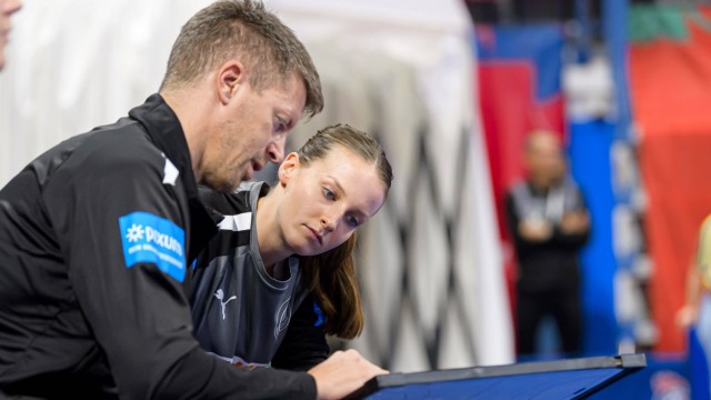Handball-EM: Doppelrolle: Markus Gaugisch, Klubtrainer in Bietigheim und Bundestrainer, studiert mit Julia Maidhof das Taktikkonzept.