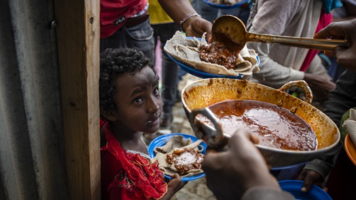 Horn von Afrika: Opfer des Krieges: Bei der Essensausgabe in einem Flüchtlingslager im nordäthiopischen Mekele warten auch viele Kinder wie die siebenjährige Elena.