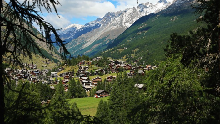 Schweiz: Die Schweiz, hier Zermatt, sieht sich gerne als komplett unabhängiges Bergland - doch so einfach ist es nicht.