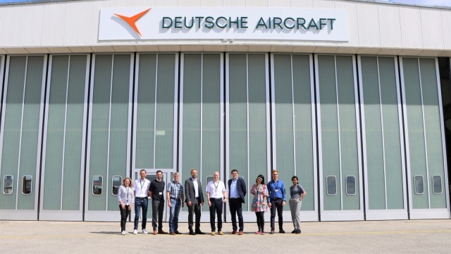 Wirtschaftspreis des Landkreises: Will auch beim Wirtschaftspreis hoch hinaus: Das Team der Deutsche Aircraft GmbH vor dem Hangar am Sonderflughafen in Oberpfaffenhofen.