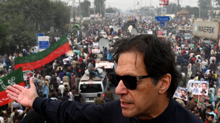 Pakistan: Oppositionsführer Imran Khan fordert Neuwahlen, er mobilisiert die Massen wie kein anderer in Pakistan.