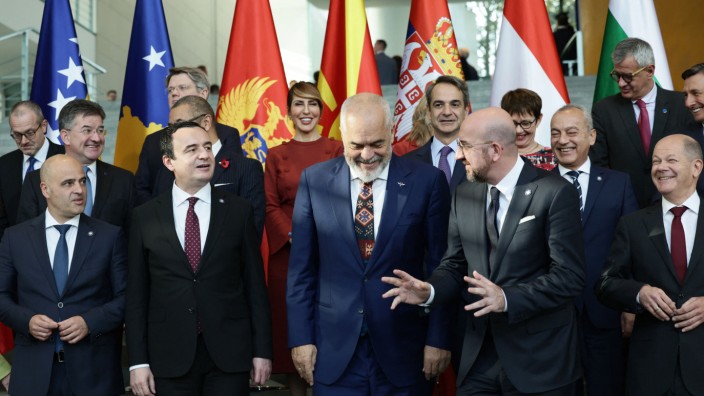 Westbalkan-Gipfel: Termin im Kanzleramt, der Gastgeber freut sich ganz rechts. Daneben scherzt EU-Ratspräsident Charles Michel mit dem Albaner Edi Rama.
