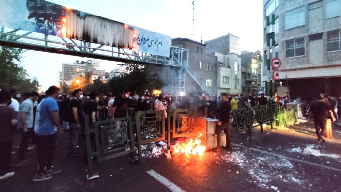 Erneute Proteste in Iran: Iran kommt nicht zur Ruhe. Das Foto zeigt Menschen, die ein Feuer während eines Protestes gegen den Tod von Mahsa Amini entzünden. Anlass der Proteste am Donnerstag war das Ende der Trauerzeit nach dem Tod einer weiteren jungen Iranerin: Hadis Nadschafi.