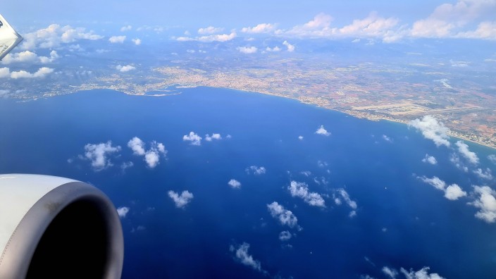 Kolumne "Ende der Reise": Der Anblick vom Flugzeug auf Palma de Mallorca ist ein paar randalierenden Urlaubern verwehrt geblieben. Sie mussten bereits in Nürnberg die Maschine wieder verlassen.
