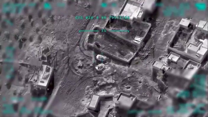 Geheimdienste im Ukraine-Krieg: Überwachung aus der Luft geschieht auch im Krieg Russlands gegen die Ukraine: Drohnen-Video des türkischen Verteidigungsministeriums auf syrische Ziele von März 2020.