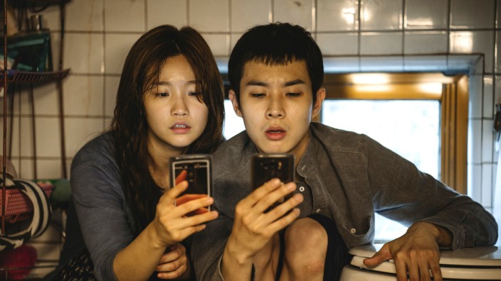 Spielfilmtipps zum Wochenende: Sozial benachteiligt, nehmen sich Ki Woo (Choi Woo-shik) und seine Schwester Ki Jung (Park So-dam) mitunter einfach, was ihnen vorenthalten wird.