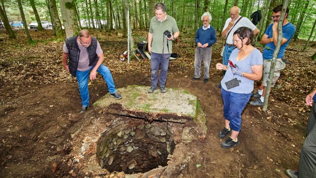 Archäologie und Geschichte: Thomas Warg (links) will das Mysterium des Forst-Brunnens ergründen.