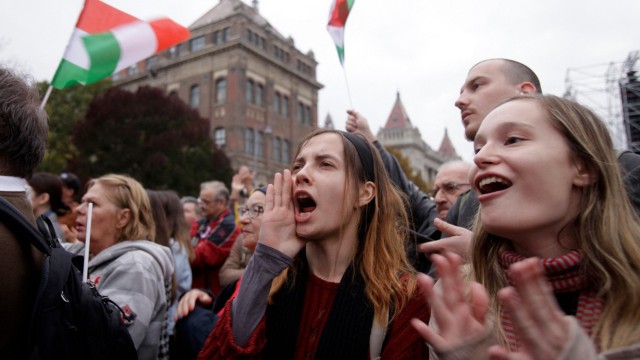 Lehrermangel: Tausende Menschen protestieren im Herbst 2022 in Budapest für bessere Bildung und mehr Geld für Lehrer.