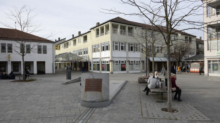 Unterschleißheim: Das Isar-Amper-Zentrum am Rathausplatz wird abgerissen und der Bonus-Markt muss raus.