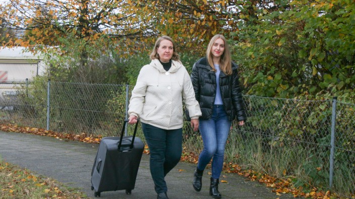 Pendelmigration: Wieder in Dachau vereint: Anna Huryn und ihre Mutter Svitlana Huryn, die zum zweiten Mal aus der Ukraine geflohen ist.