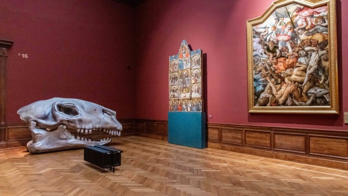 Königliches Museum der Schönen Künste Antwerpen: Details aus alten Werken führen an vielen Stellen ein Eigenleben als Skulpturen, etwa ein Tierschädel.