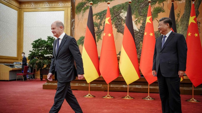 SZ am Abend: Aus Sicht von Chinas Präsident Xi Jinping (rechts) dürfte der Besuch von Olaf Scholz (links) als Erfolg gelten. Staatsmedien veröffentlichten am Freitag ausgewählte Videoausschnitte, zum Teil mit rührseliger Musik unterlegt.