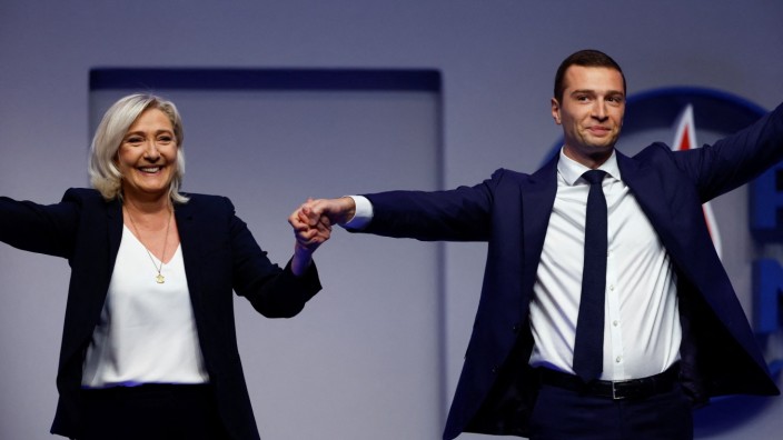 Frankreich: Führungswechsel nach elf Jahren: Jordan Bardella auf der Bühne mit Marine Le Pen.