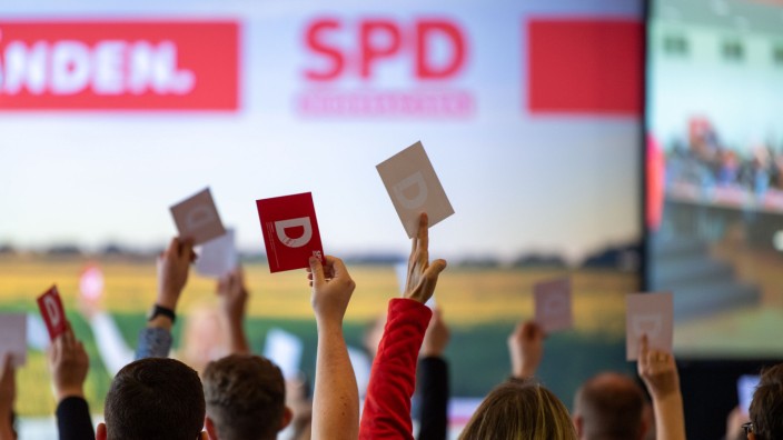 Regierung in Niedersachsen: Mitglieder der SPD stimmen beim Landesparteitag für den Eintritt in eine rot-grüne Landesregierung.