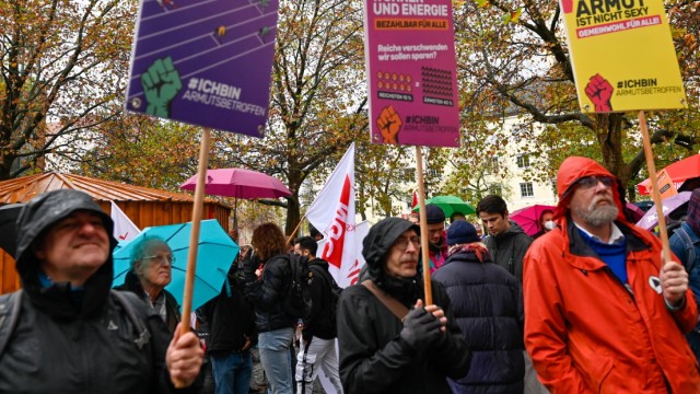 Demo am Rotkreuzplatz: Das schlechte Wetter schreckte die Demonstranten nicht - sie fühlen sich von der Politik ohnehin schon im Regen stehen gelassen.