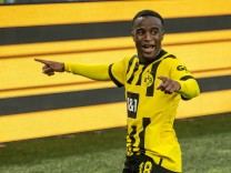 Dortmunds Stürmer: Moukoko bewirbt sich mit einem “Lars Ricken”