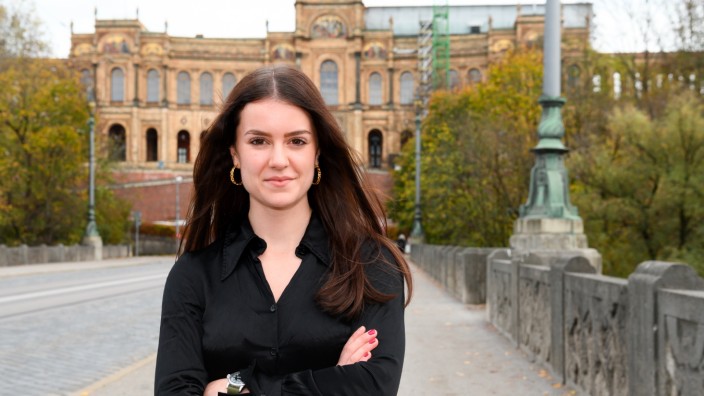 Unterstützung für ein Volksbegehren: Die junge Liberale Kerry Hoppe vor dem bayerischen Landtag - sie fordert ein Wahlrecht auch für dieses Parlament ab 16.