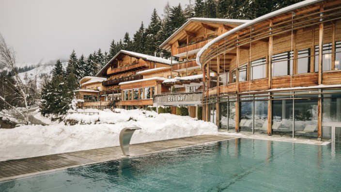 Wellness in Südtirol: Ein Außenpool wie hier am Leitlhof kann in diesem Winter schnell zum Kostengrab werden.
