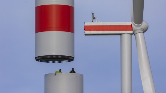 Industrieverband: Bau einer neuen Riesenwindkraftanlage mit 80 Meter langen Rotorblättern im sächsischen Voigtsdorf.