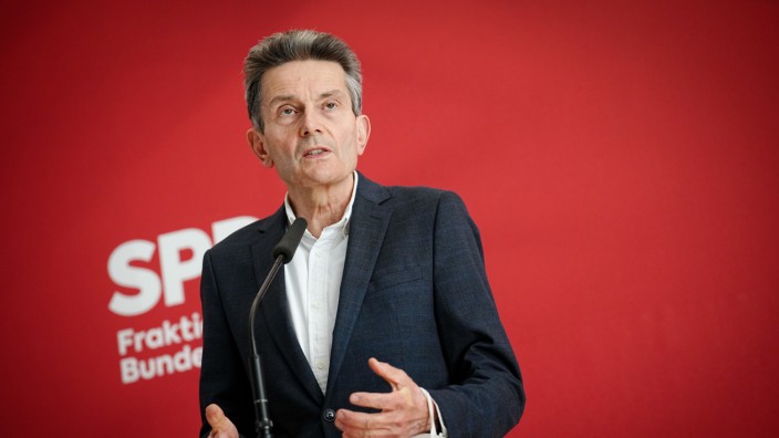 Panzerkrach im Kabinett: Laut mancher Koalitionspartner endet für ihn gerade ein Weltbild: Rolf Mützenich, der Vorsitzender der SPD-Bundestagsfraktion.