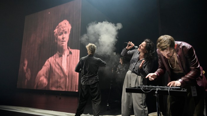 Theater: Spielerische Freiheit: Sylvana Krappatsch, Josephine Köhler und Peter Fasching (v.l.).
