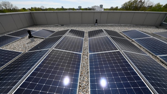 Energiewende: Der Landkreis München will bei der Energiewende ein Vorbild sein und seine eigenen Liegenschaften mit Solaranlagen ausstatten.