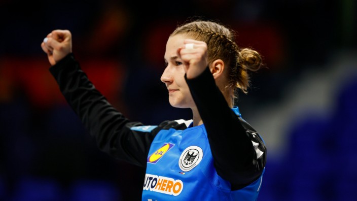 Handball-EM: Torfrau mit vielen Talenten: Wenn Katharina Filter nicht gerade EM-Partien im Hallenhandball mitentscheidet, ist sie auch mal auf Sand aktiv.