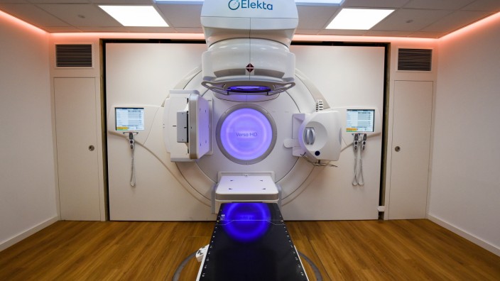 Krebstherapie: Eine der modernsten Maschinen bildet das Kernstück der Strahlentherapie-Praxis.