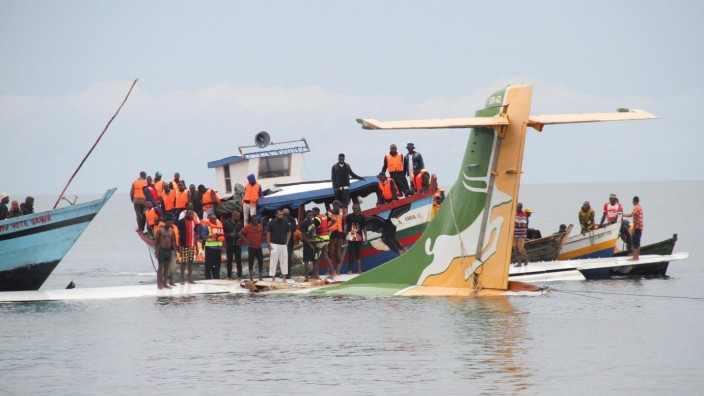 Flugzeugunglück: Rettungskräfte versuchen die Unglücksopfer aus dem versunkenen Flugzeug zu bergen.