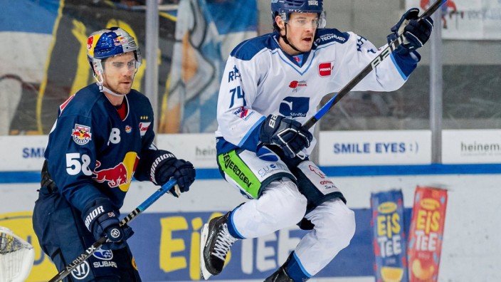 Deutsche Eishockey-Liga: Fintenreich: Straubings Travis St. Denis macht vor dem Münchner Ryan McKiernan den Weg für einen Schuss durch einen Mitspieler mit einem Sprung frei.