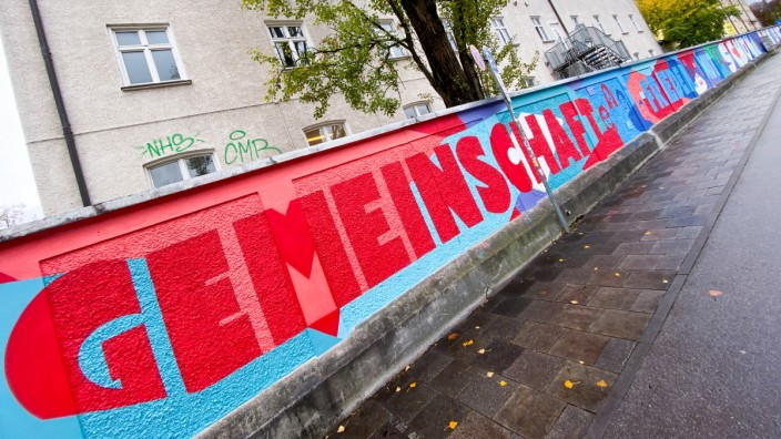 Graffiti in München: Die Jugendlichen haben Worte wie "Gemeinschaft" oder "Frieden" an die Mauer gesprüht.