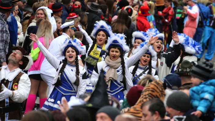 Fasching in Bayern: Karnevalistinnen und Karnevalisten beim Würzburger Faschingszug 2019. Nach mehr als zwei Jahren Corona-Pandemie sollen in der kommenden Saison wieder alle großen Veranstaltungen in Bayern stattfinden.
