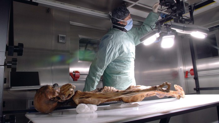 Archäologie: Warum wurde Ötzi umgebracht? Das Schicksal der Gletschermumie aus dem Ötztal bewegt nicht nur Archäologen, sondern auch Kriminalisten und Gletscherforscher.