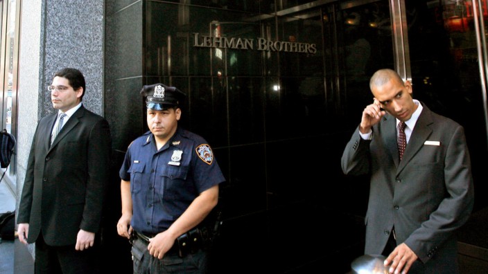 Stefano Massinis "Die Lehman Brüder": 15. September 2008: Ein Polizist und ein Security-Guard bewachen den Eingang der Investmentbank Lehman Brothers in New York.