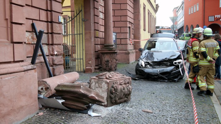 Unfall: Auf etwa 50 000 Euro wird der Schaden beziffert, den eine Autofahrerin an der historischen Sandsteinsäule am Stadt- und Stiftsarchiv in Aschaffenburg abgerichtet hat.
