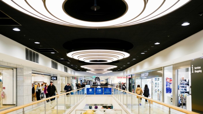 50 Jahre Olympia-Einkaufszentrum: Frisch illuminiert: die Ladenpassage des Olympia-Einkaufszentrums.