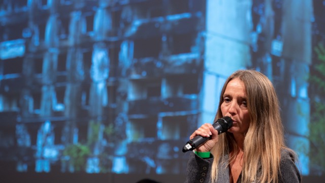 Literatur: Oksana Stomina aus Mariupol las ihre Gedichte vor Fotos aus der zerstörten Stadt.