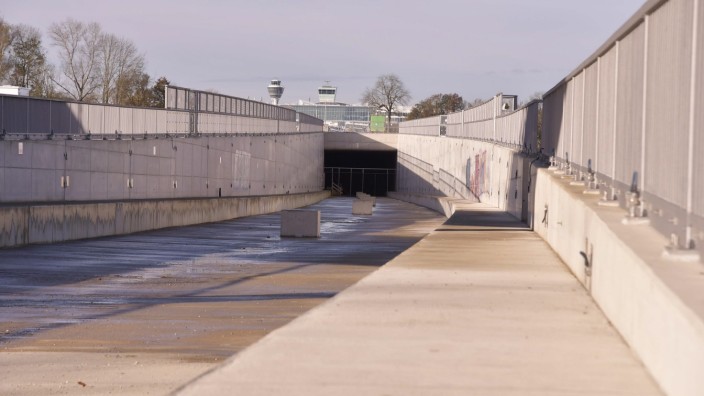 S-Bahn-Ausbau: Der Tunnel am Airport ist schon vor einem Jahr fertiggestellt worden. Jetzt geht es mit dem Abschnitt vom Flughafen bis zum künftigen S-Bahnhof Schwaigerloh weiter. Am Montag war Spatenstich.