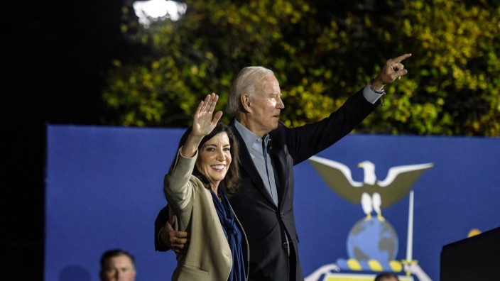 USA: Präsident Joe Biden und Kathy Hochul, Gouverneurin von New York