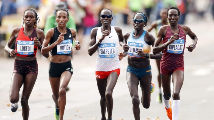 Marathonläuferin Lonah Salpeter: Mitten in der Elite - und doch oft im Schatten: Lonah Salpeter (3.v.l.) beim Marathon in New York, den am Ende die Kenianerin Sharon Lokedi (links) gewinnt.